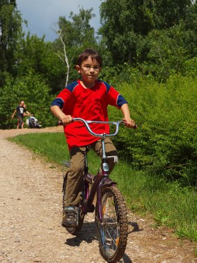 bir çocuk bisiklet sürmek