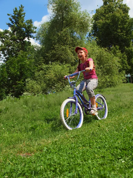 Ragazza va in bicicletta — Foto Stock