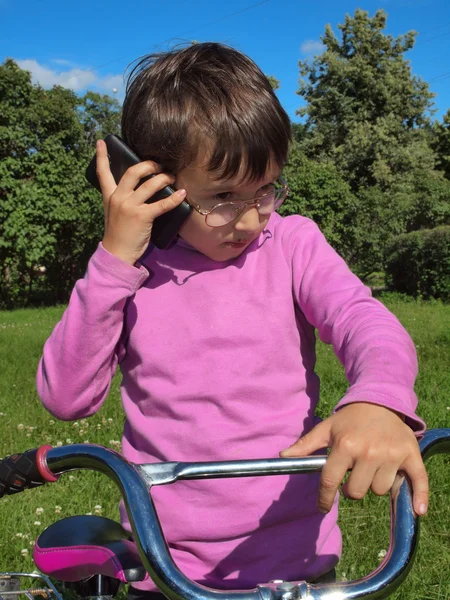 Chłopiec rozmawiający przez telefon — Zdjęcie stockowe