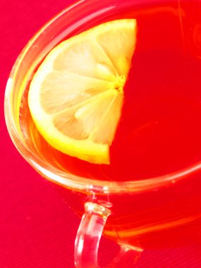 bir fincan çay ve bir limon