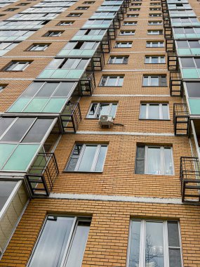 Bir yerleşim binasının ön cephesi gökyüzü manzaralı bir açıda. Geniş açılı mercekle çekiyoruz..