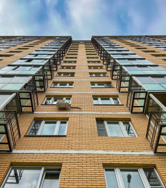 Bir yerleşim binasının ön cephesi gökyüzü manzaralı bir açıda. Geniş açılı mercekle çekiyoruz..