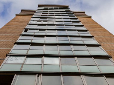 Bir yerleşim binasının ön cephesi gökyüzü manzaralı bir açıda. Geniş açılı mercekle çekiyoruz..