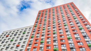 Yerleşim yerlerinin altından gökyüzü manzaralı bir manzara. Geniş açılı mercekle çekiyoruz..