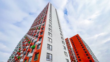 Bir yerleşim binasının ön cephesi gökyüzü manzaralı bir açıda. Geniş açılı mercekle çekiyoruz..