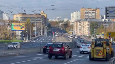Stromynka Caddesi ve Yauza Nehri üzerindeki köprü manzarası. 05 Ekim 2021 Uzun odaklı çekim.
