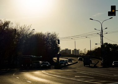 Akşam yolundaki arabalar batan güneşin ışınlarında. c.