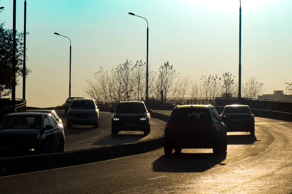 Cars Evening Road Rays Setting Sun — Stock Photo, Image