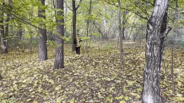 Bir Genç Sonbahar Ormanında Yürüyor Telefonla Iletişim Kuruyor Modern Teknoloji — Stok video