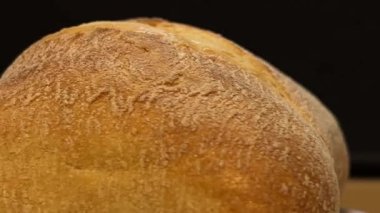 Taze pişmiş Ciabatta ekmeği döner ve yakın plan çekilir. Ekmek ya da fırın reklamı konsepti.