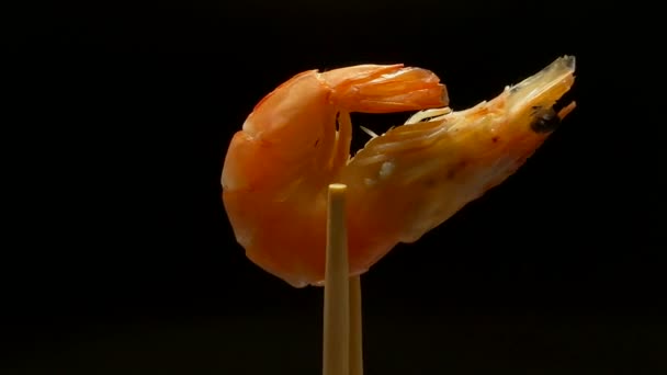 一只夹在卡西人身上的虾在黑暗的背景下旋转 海鲜新鲜度的概念 特写镜头拍摄 — 图库视频影像