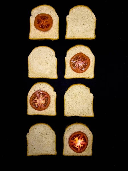 平铺着白面包和红色西红柿 背景是黑色的 健康食品的概念 — 图库照片