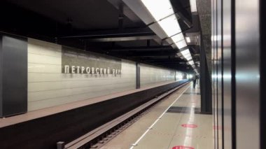 Petrovsky Park istasyonuna yeni bir model metro treni geliyor. Moskova, 17 Kasım 2021. Metro konsepti..