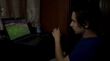 Çocuk akşam internette bir futbol maçı izliyor..