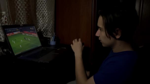 Ragazzo Guarda Una Partita Calcio Internet Sera — Video Stock