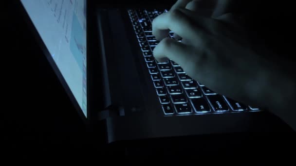 黑暗中的一个人在键盘上打字 夜班工作 — 图库视频影像