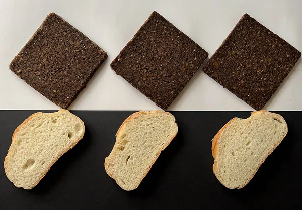 Контрастна Плоска Лежала Білим Чорним Хлібом Поняття Простої Їжі — стокове фото