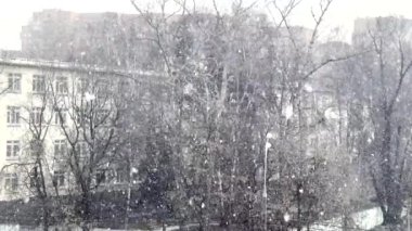 Pencereden şiddetli kar yağıyor. Kışın başlangıcı konsepti.