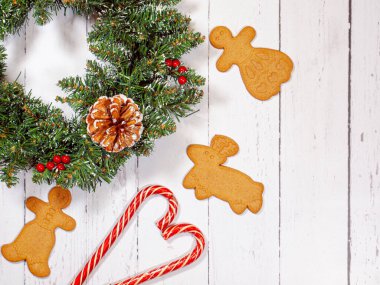 Yılbaşı ağacı çelengi ve yeni yıl tatili eşyaları olan düz bir arka plan. Yeni yıl ve Noel arkaplanı.