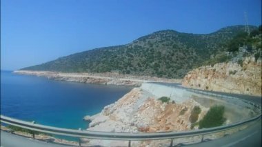 Dağlar boyunca otoyol boyunca giden bir otobüsün penceresinden bak. Egzotik ülkelere bir turist gezisi.
