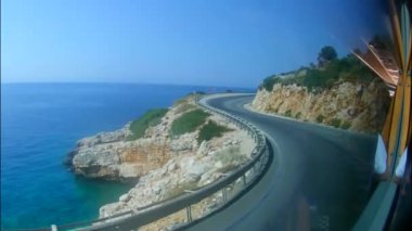 Dağlar boyunca otoyol boyunca giden bir otobüsün penceresinden bak. Egzotik ülkelere bir turist gezisi.