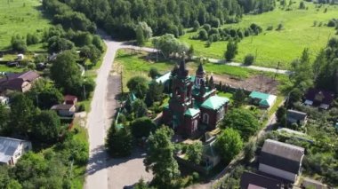 Moskova bölgesinin Rakhmanovo Pavlovo Posadsky köyündeki Büyük Şehit Catherine Kilisesi. 15 Temmuz 2021. Hava fotoğrafçılığı.