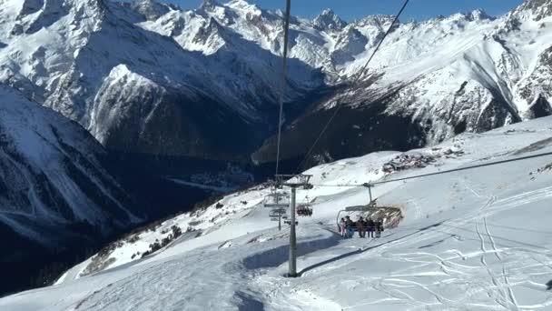 Funicular Baja Las Montañas Rusia 2022 Pueblo Dombay Karachay Cherkessia — Vídeo de stock