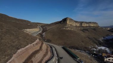 Bal Şelaleleri köyünün yakınındaki vadiye giden yol. Karachay-Çerkessia. Kafkaslar. Rusya.