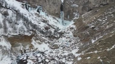 Kışın Karachay-Çerkesya 'daki Sultan Şelalesi geçidi. Kafkasya Rusya. Hava fotoğrafçılığı.