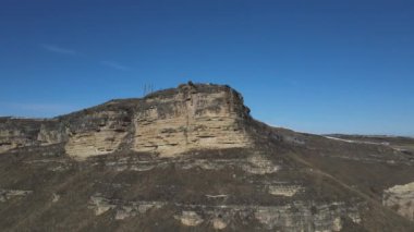 Dağ boyunca İHA uçuşu. Bal Şelaleleri köyünün alanı. Karachay-Çerkessia. Kafkaslar, Rusya.