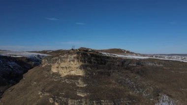 Dağ boyunca İHA uçuşu. Bal Şelaleleri köyünün alanı. Karachay-Çerkessia. Kafkaslar, Rusya.