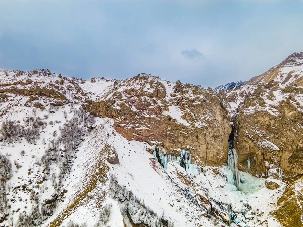 冬にカラチャイ チェルケシアのスルタンの滝 空中写真 — ストック写真