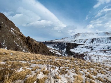 Açık mavi gökyüzünün arka planında kış dağı manzarası. Seyahat kavramı.