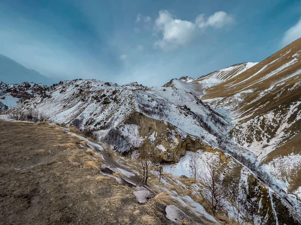 澄んだ青空を背景に冬の山の風景 旅行の概念 — ストック写真