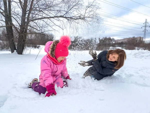 Une Petite Fille Mère Jouent Dans Neige Elles Sourient Toutes — Photo