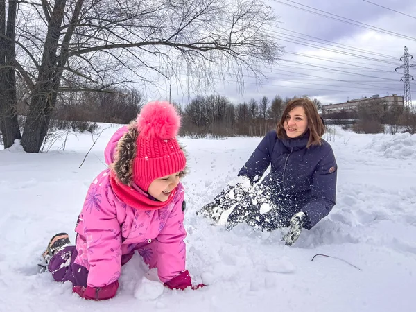 Liten Flicka Och Hennes Mamma Leker Snön Och Båda Ler — Stockfoto