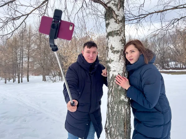 Een Jong Stel Een Winterpark Neemt Een Selfie Bij Een — Stockfoto