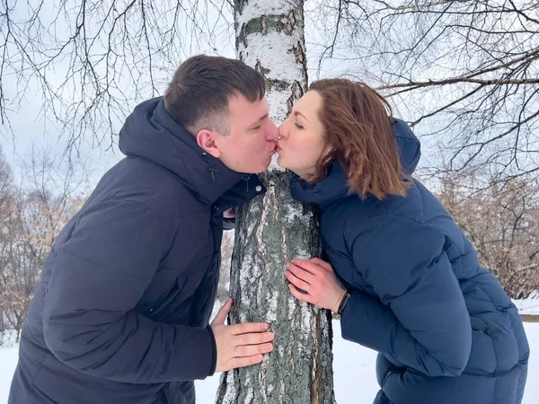Young Couple Winter Park Kissing Birch Tree Walk Fresh Air — Stock Photo, Image