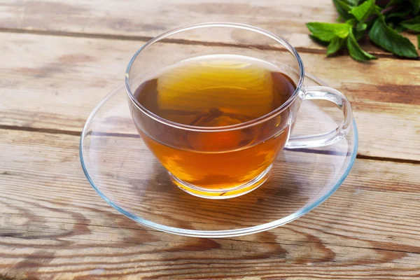 Чашка зеленого чая и свежих трав — стоковое фото