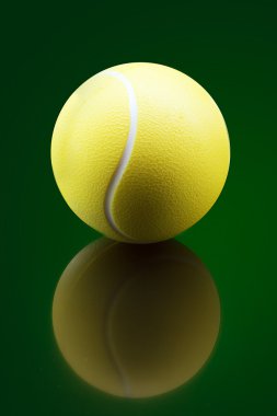 Yeşil arka planda tenis topu