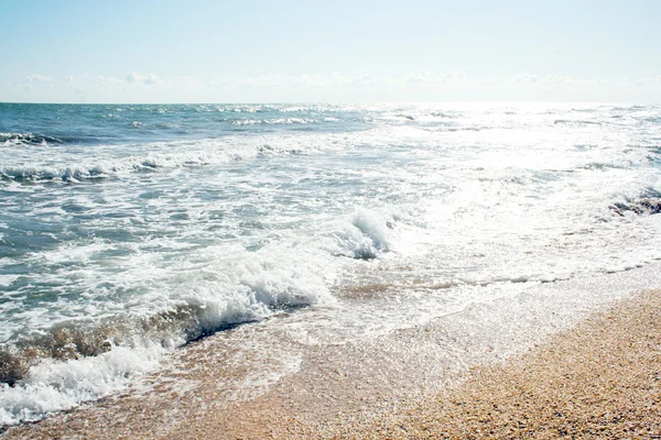 Tropisch strand- en golven — Stockfoto