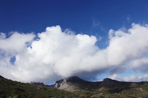 Clouds in the mountains — Stock Photo, Image