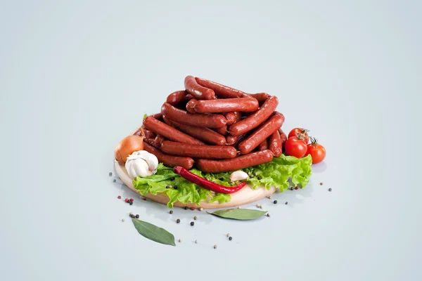 Een samenstelling van verschillende soorten worsten en vlees op de woo — Stockfoto