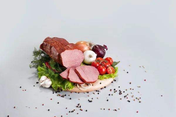 Složení různých druhů uzenin a masa na woo — Stock fotografie