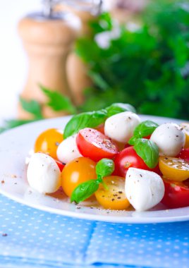 Caprese salatası