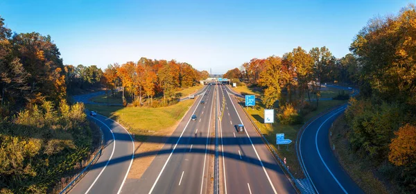 Widok Niemiecką Autostradę Jesienią Autostrada Wielojezdniowa — Zdjęcie stockowe