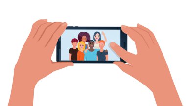 Ekranda mutlu arkadaşları olan akıllı telefonları tutan eller. Bir grup genç kız ve genç arkadaş akıllı telefonda selfie çekiyorlar. Vektör illüstrasyonu