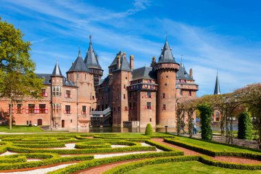 Utrecht, Hollanda 'daki ünlü De Haar Kalesi ve park manzarası. Hollanda 'nın en büyük kalesi.