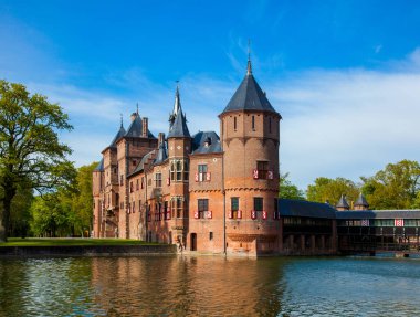 Sudaki ünlü ortaçağ kalesi De Haar. Utrecht, Hollanda