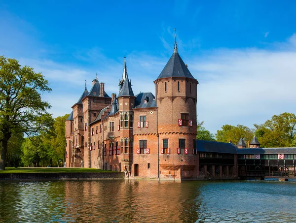 Sudaki ünlü ortaçağ kalesi De Haar. Utrecht, Hollanda